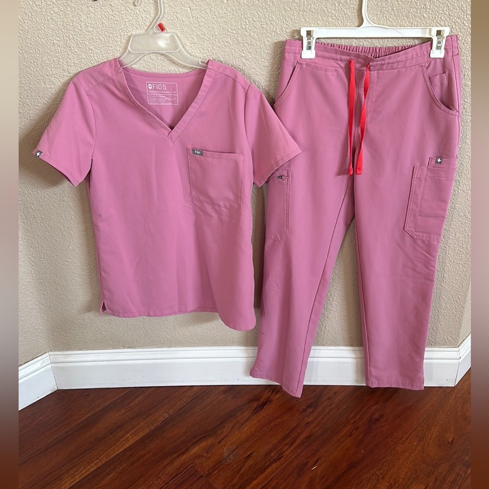 FIGS pink scrub set. Top is XS pants XS